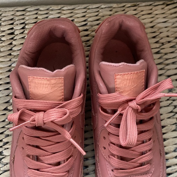 Pink Nike Air Max sneakers 💕 - Picture 2 of 4